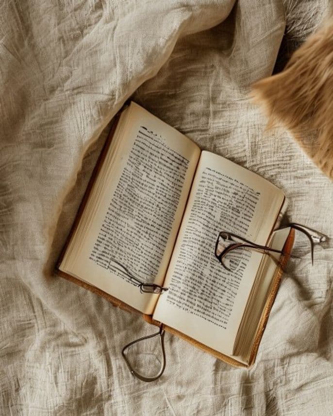 Livro de devocionais aberto sobre tecido bege